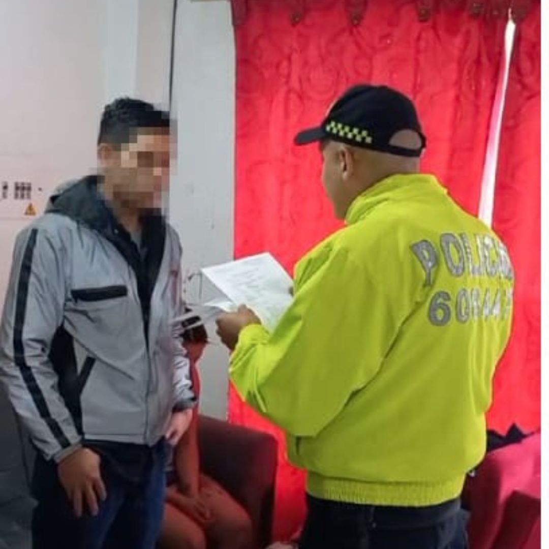 Cayeron 'Los Fantasmas': señalados de robar vehículos en Bogotá Una banda criminal compuesta por dos hombres y una mujer, estaría vinculada a al menos cinco casos de hurto a vehículos y motocicletas en las localidades de Bosa, Suba, Engativá, Rafael Uribe y Barrios Unidos. Se estima que la renta criminal generada por este grupo asciende a cerca de 145 millones de pesos.