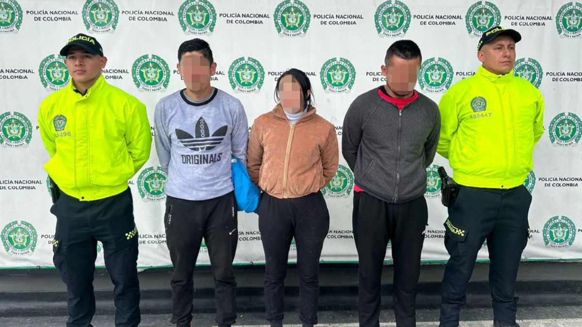 Cayeron 'Los Fantasmas': señalados de robar vehículos en Bogotá 9 Cayeron 'Los Fantasmas': señalados de robar vehículos en Bogotá Una banda criminal compuesta por dos hombres y una mujer, estaría vinculada a al menos cinco casos de hurto a vehículos y motocicletas en las localidades de Bosa, Suba, Engativá, Rafael Uribe y Barrios Unidos. Se estima que la renta criminal generada por este grupo asciende a cerca de 145 millones de pesos.