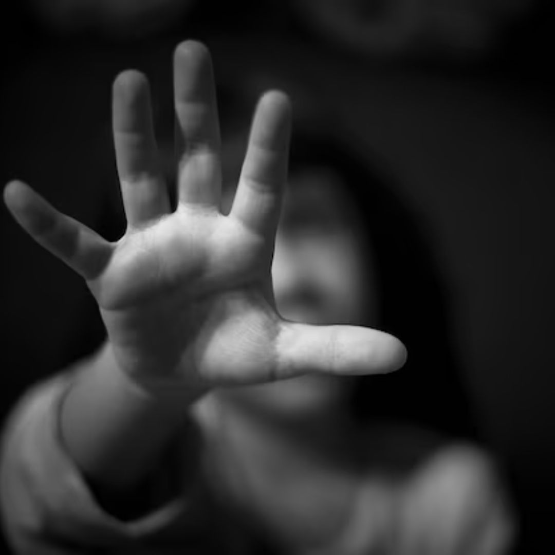 Cayó profesor de natación que habría abusado de 2 niñas mientras les daba clases 1 Cayó profesor de natación que habría abusado de 2 niñas mientras les daba clases El sujeto señalado de abusar sexualmente de las dos niñas, trabajaba como profesor de natación en una sede del gimnasio Bodytech, ubicada al sur de Bogotá.