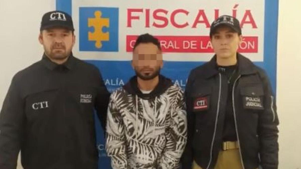 Cayó profesor de natación que habría abusado de 2 niñas mientras les daba clases El sujeto señalado de abusar sexualmente de las dos niñas, trabajaba como profesor de natación en una sede del gimnasio Bodytech, ubicada al sur de Bogotá.