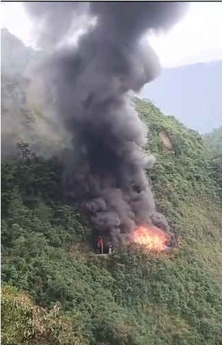 Cierran la vía Bogotá - Villavicencio por fuerte incendio 1 Cierran la vía Bogotá - Villavicencio por fuerte incendio Mientras muchos colombianos alistan todo junto a sus familias para salir de viaje en esta temporada de fin de año, las autoridades confirmaron en la tarde de este martes, nuevos cierres de la vía que conecta a Bogotá con Villavicencio, por un fuerte incendio que se presenta en el túnel Quebrada Blanca.