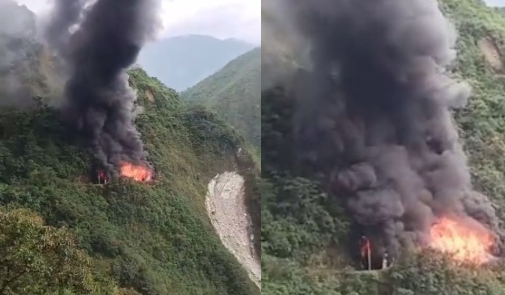 Cierran la vía Bogotá - Villavicencio por fuerte incendio Mientras muchos colombianos alistan todo junto a sus familias para salir de viaje en esta temporada de fin de año, las autoridades confirmaron en la tarde de este martes, nuevos cierres de la vía que conecta a Bogotá con Villavicencio, por un fuerte incendio que se presenta en el túnel Quebrada Blanca.