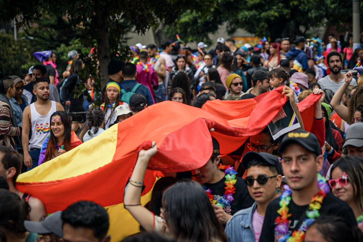 Colombia Diversa advierte sobre el aumento de la violencia contra la población LGBTIQ+ 3 Colombia Diversa advierte sobre el aumento de la violencia contra la población LGBTIQ+ En las últimas horas se reveló un nuevo informe de la ONG Colombia Diversa, en donde advierte el aumento de las violencias ocurridas a lo largo del 2022 que viven constantemente las personas LGBTIQ+. Asimismo, le exige a las autoridades estatales hacer justicia frente a los atroces crímenes denunciados.