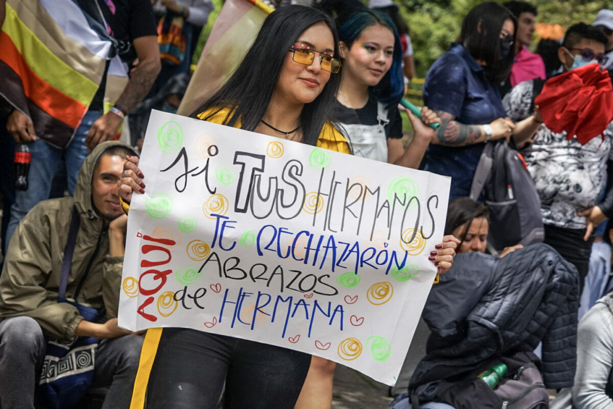 Colombia Diversa advierte sobre el aumento de la violencia contra la población LGBTIQ+ 2 Colombia Diversa advierte sobre el aumento de la violencia contra la población LGBTIQ+ En las últimas horas se reveló un nuevo informe de la ONG Colombia Diversa, en donde advierte el aumento de las violencias ocurridas a lo largo del 2022 que viven constantemente las personas LGBTIQ+. Asimismo, le exige a las autoridades estatales hacer justicia frente a los atroces crímenes denunciados.