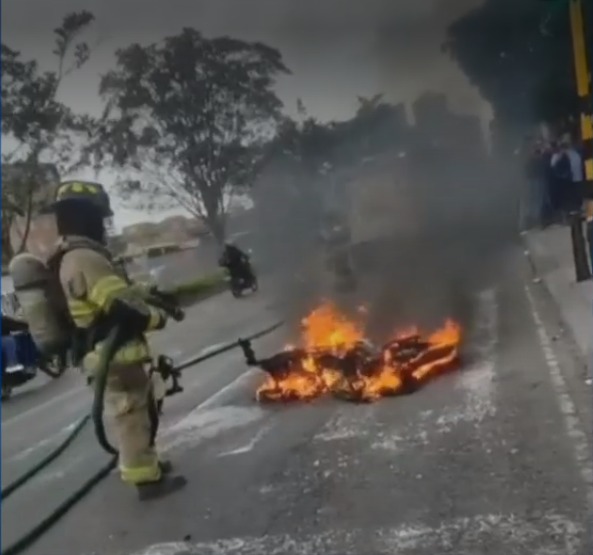 Comunidad impide robo e incendia moto de fleteros en Ciudad Bolívar 1 Comunidad impide robo e incendia moto de fleteros en Ciudad Bolívar Los sujetos intentaron robar a un hombre que acababa de retirar una gran cantidad de dinero, sin embargo, el rápido actuar de la comunidad impidió el crimen.