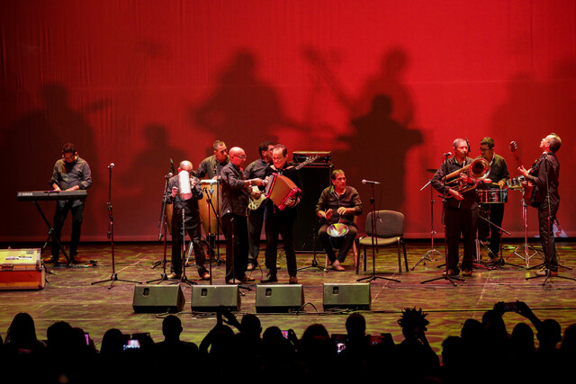 Conciertos, espectáculos, programas y series para disfrutar en este 2024 Arranca un nuevo año y pese a las dificultades Colombia se mantiene como epicentro de las distintas industrias del entretenimiento; los mejores conciertos que se harán en la región tendrán una o más estaciones en el país, así como grandes producciones en la televisión nacional y de impacto internacional.