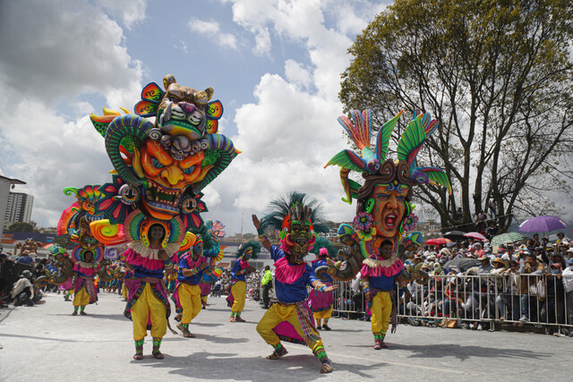 Conciertos, espectáculos, programas y series para disfrutar en este 2024 Arranca un nuevo año y pese a las dificultades Colombia se mantiene como epicentro de las distintas industrias del entretenimiento; los mejores conciertos que se harán en la región tendrán una o más estaciones en el país, así como grandes producciones en la televisión nacional y de impacto internacional.