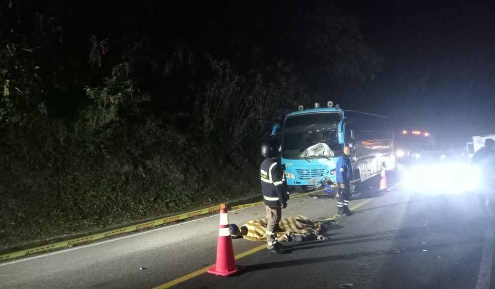 Aparatoso accidente en vía Bogotá - Mesitas dejó un hombre muerto En la vía Bogotá - Mesitas, dos motocicletas chocaron contra un bus intermunicipal. El siniestro dejó a un hombre muerto y a una mujer con heridas de gravedad.