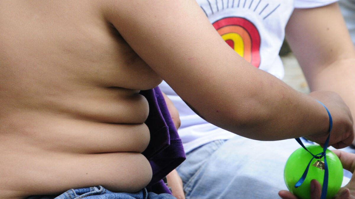 Corte le pide al Gobierno reglamentar la obesidad como prioridad de salud pública Luego de estudiar una tutela presentada por una mujer, a la que la Corte Constitucional llama Antonia, el alto tribunal exhortó al Gobierno nacional reglamentar la ley que desde 2009 definió a la obesidad y a otras enfermedades crónicas no transmisibles como prioridad de la salud pública.