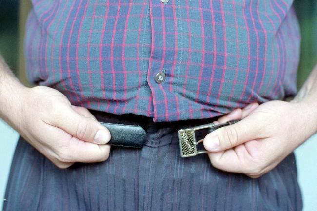 Corte le pide al Gobierno reglamentar la obesidad como prioridad de salud pública 1 Corte le pide al Gobierno reglamentar la obesidad como prioridad de salud pública Luego de estudiar una tutela presentada por una mujer, a la que la Corte Constitucional llama Antonia, el alto tribunal exhortó al Gobierno nacional reglamentar la ley que desde 2009 definió a la obesidad y a otras enfermedades crónicas no transmisibles como prioridad de la salud pública.