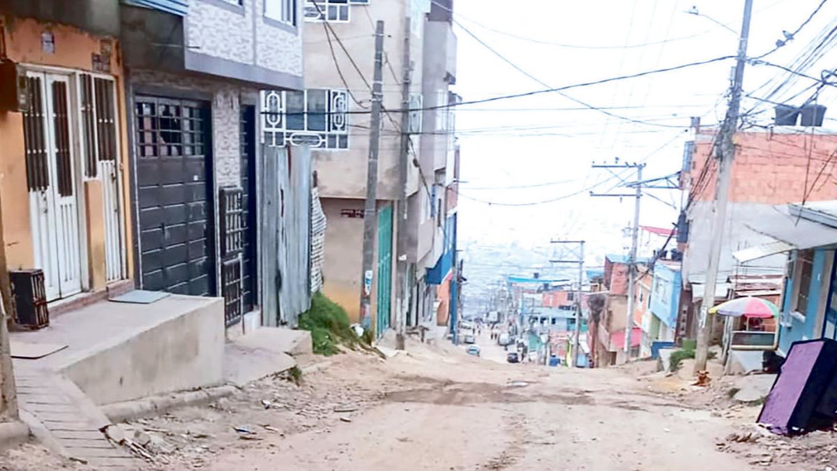 Crimen a bala en Soacha 10 Crimen a bala en Soacha Un nuevo crimen se perpetró en la noche de este sábado en el municipio de Soacha, en el sector de Luis Carlos Galán Sarmiento, cuando un hombre fue asesinado a bala.