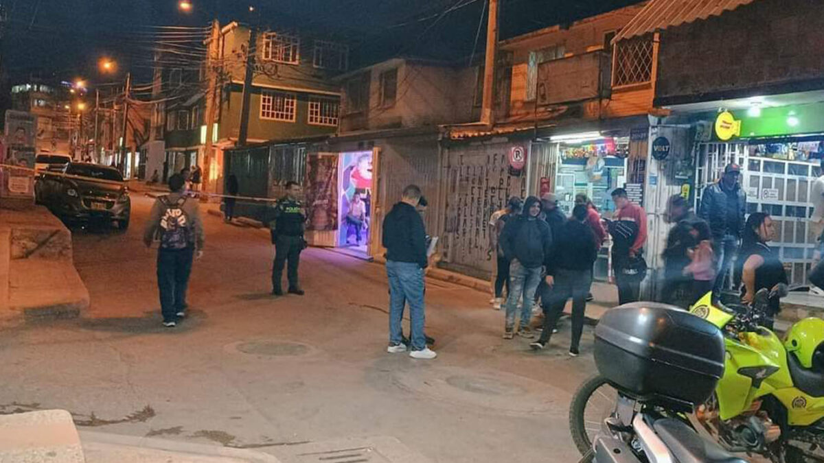 Sicario en bicicleta asesinó a hombre en San Mateo El inicio de la navidad en Soacha ha estado marcado por la violencia y los asesinatos. En esta ocasión se registró el sicariato a un hombre que se encontraba en el barrio San Mateo. Q'HUBO conoció los detalles del crimen.
