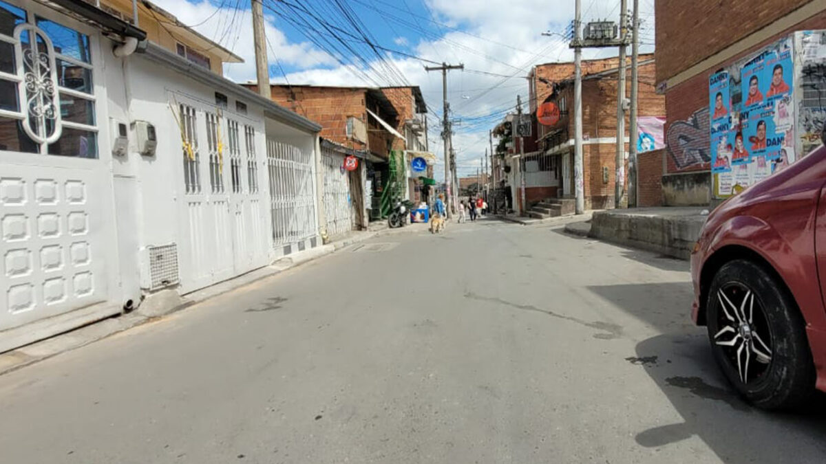 Sicario en bicicleta asesinó a hombre en San Mateo 1 Sicario en bicicleta asesinó a hombre en San Mateo El inicio de la navidad en Soacha ha estado marcado por la violencia y los asesinatos. En esta ocasión se registró el sicariato a un hombre que se encontraba en el barrio San Mateo. Q'HUBO conoció los detalles del crimen.