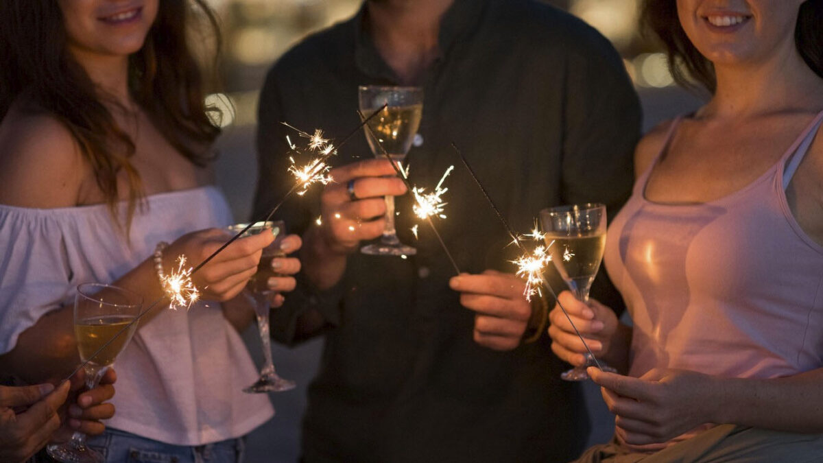 Pille cuál es el último país en recibir el Año Nuevo 1 Pille cuál es el último país en recibir el Año Nuevo El 2023 llega a diferentes lugares en distintos momentos, por ejemplo, el primer lugar en recibir el Año Nuevo es la Isla de Kiribati en Oceanía. Aquí le contamos cuál será el último país en celebrar el fin de Año.