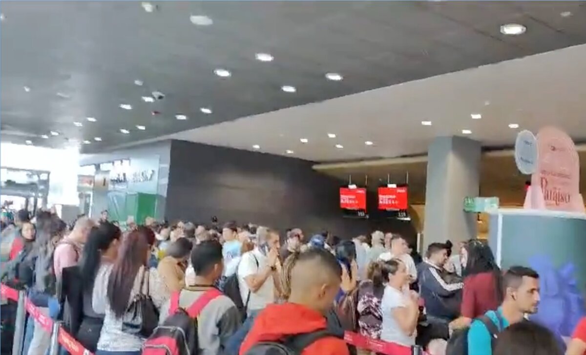 Denuncian demoras en vuelos del aeropuerto El Dorado Usuarios se han quejado por demoras en vuelos.