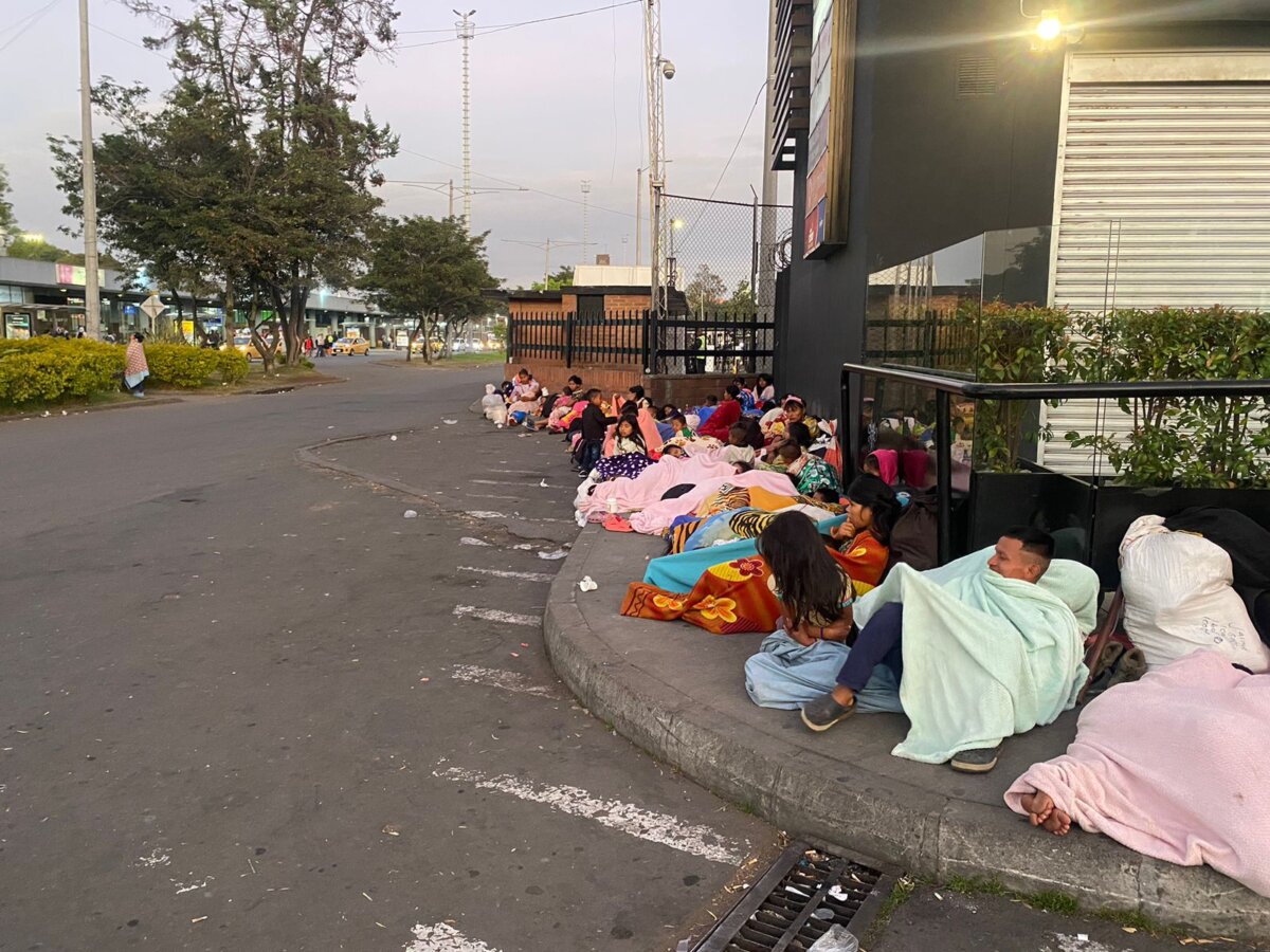 Desplazados del Chocó por la violencia, fueron sacados del terminal de transportes de Bogotá En la madrugada de este lunes, cientos de indígenas desplazados del Chocó llegaron a Bogotá tras el paro armado del Eln efectuado en dicho territorio.