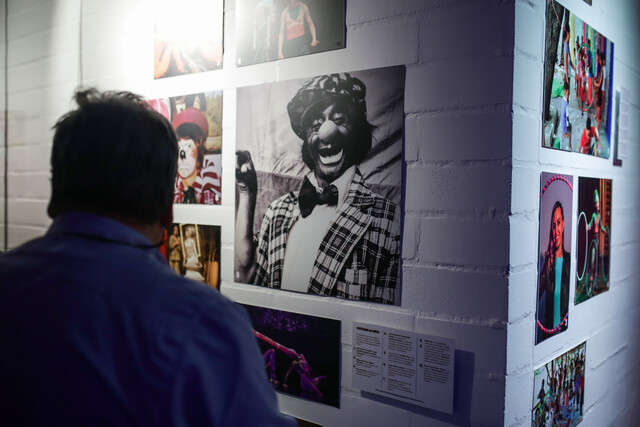 El mundo del circo se da cita en Bogotá La historia del circo se da cita en Bogotá con la exposición gratuita ‘Somos circo: un viaje por la memoria circense de Colombia’, la cual se encuentra abierta hasta el 15 de diciembre en el Centro Nacional de las Artes Delia Zapata Olivella.