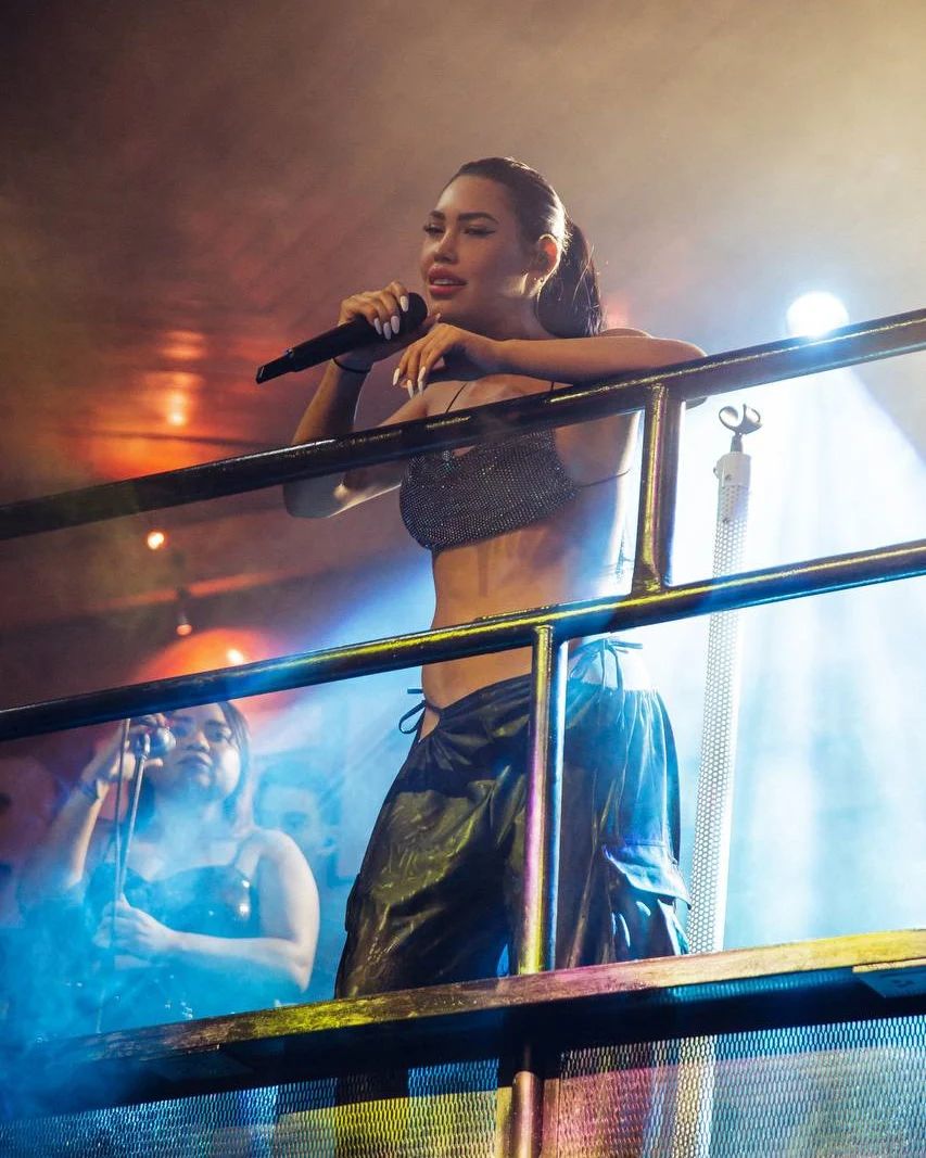 Ana del Castillo rindió un homenaje a empleada en pleno show 2 Ana del Castillo rindió un homenaje a empleada en pleno show Se viralizó en redes sociales el momento en que la artista vallenata destacó la labor de la empleada de servicios generales.