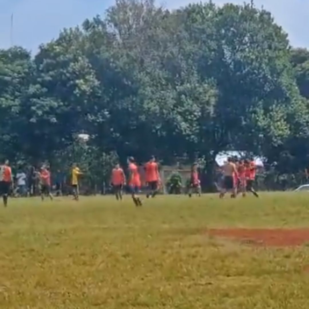 EN VIDEO: Árbitro apuñaló a un futbolista en pleno partido y le perforó un pulmón 1 EN VIDEO: Árbitro apuñaló a un futbolista en pleno partido y le perforó un pulmón Durante un partido de futbol, los jugadores iniciaron una pelea, aunque el árbitro intento calmar la situación, todo terminó saliéndose de control.