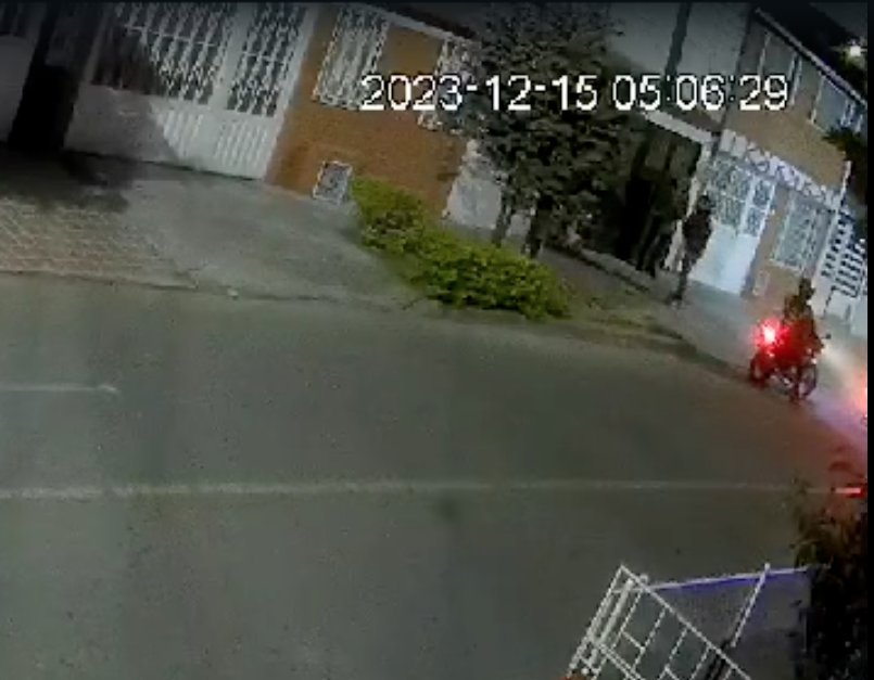EN VIDEO: Denuncian extorsión y robo a habitantes de la localidad de Kennedy 2 EN VIDEO: Denuncian extorsión y robo a habitantes de la localidad de Kennedy La inseguridad tiene azotados a los habitantes del barrio Alquería La Fragua, pues denuncian que han sido víctimas de constantes robos por parte unos delincuentes motorizados, los cuales aseguran ser parte de la banda criminal Tren de Aragua.