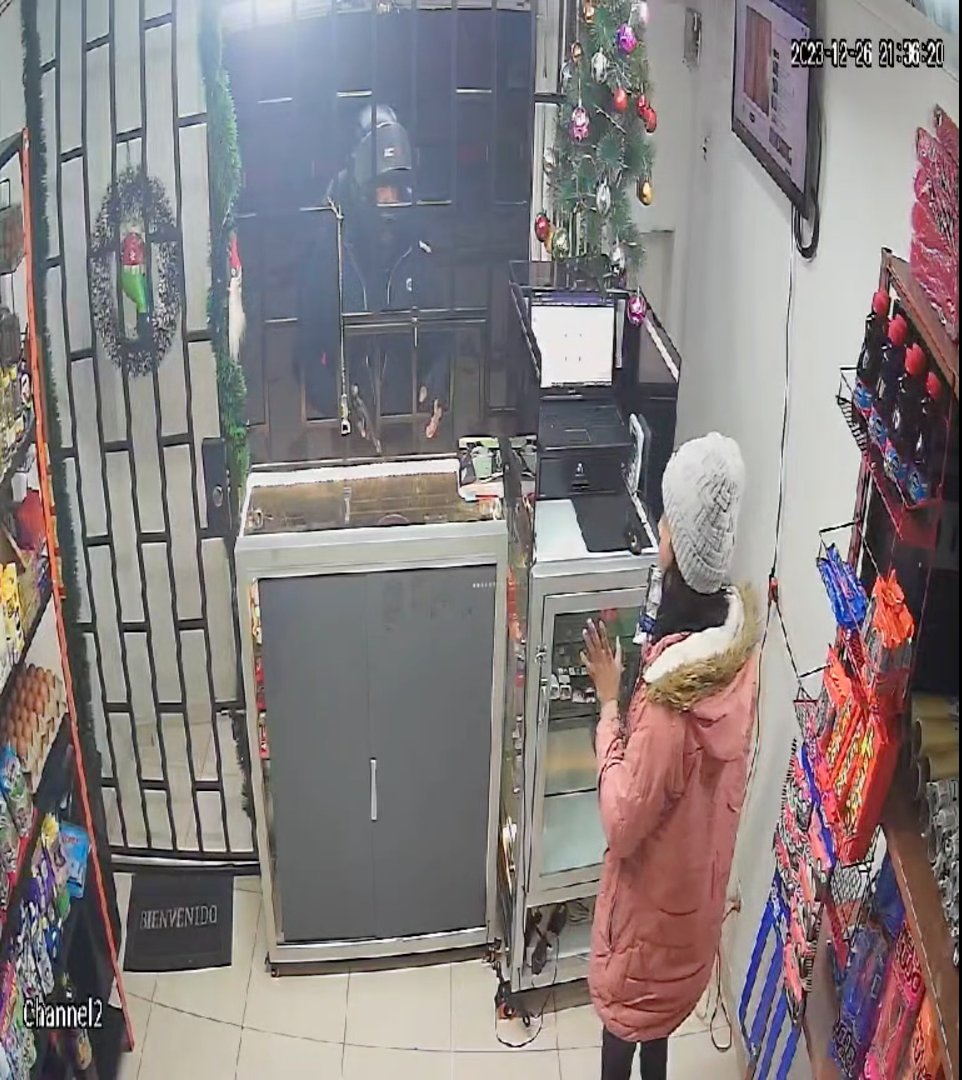 EN VIDEO: Denuncian extorsión y robo a habitantes de la localidad de Kennedy 1 EN VIDEO: Denuncian extorsión y robo a habitantes de la localidad de Kennedy La inseguridad tiene azotados a los habitantes del barrio Alquería La Fragua, pues denuncian que han sido víctimas de constantes robos por parte unos delincuentes motorizados, los cuales aseguran ser parte de la banda criminal Tren de Aragua.