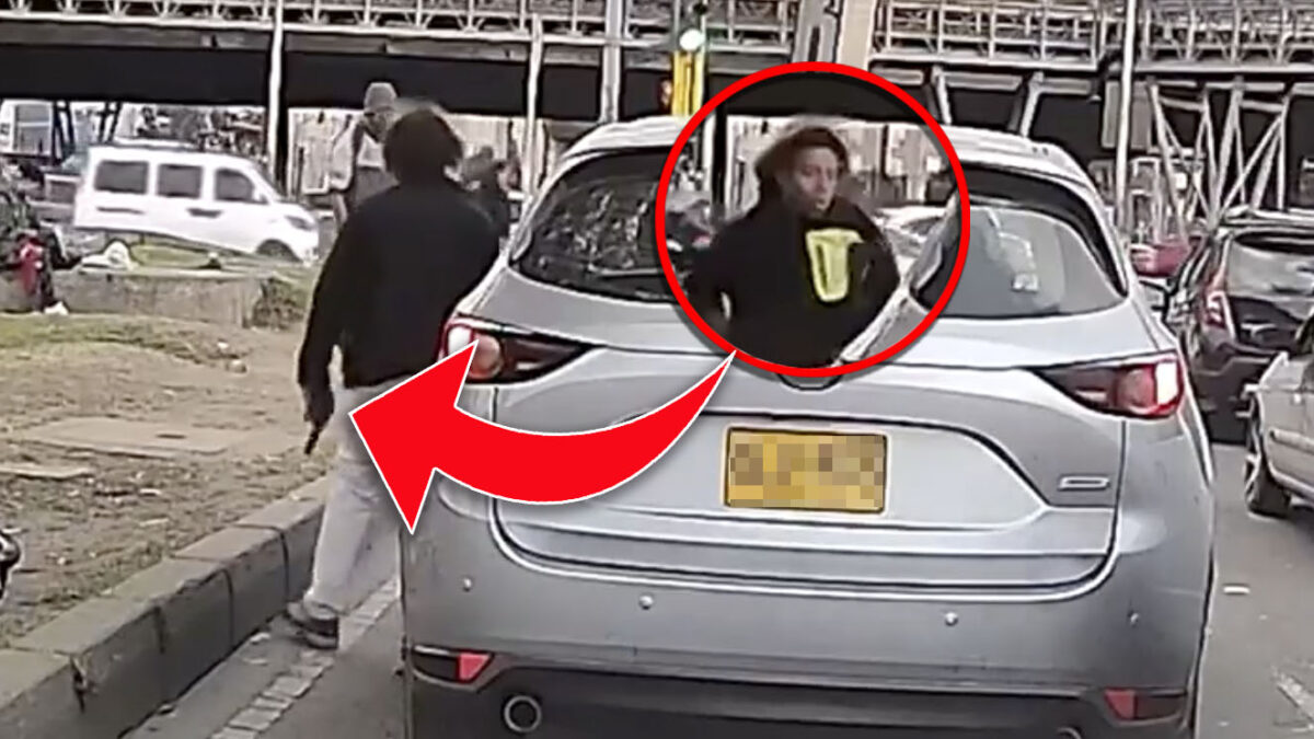 EN VIDEO: Denuncian intento de robo por parte de un habitante de calle armado Dos personas que se trasladaban en carro por la carrera 30 con calle 6, fueron abordadas por un habitante de calle que los amenazó con un arma de fuego.