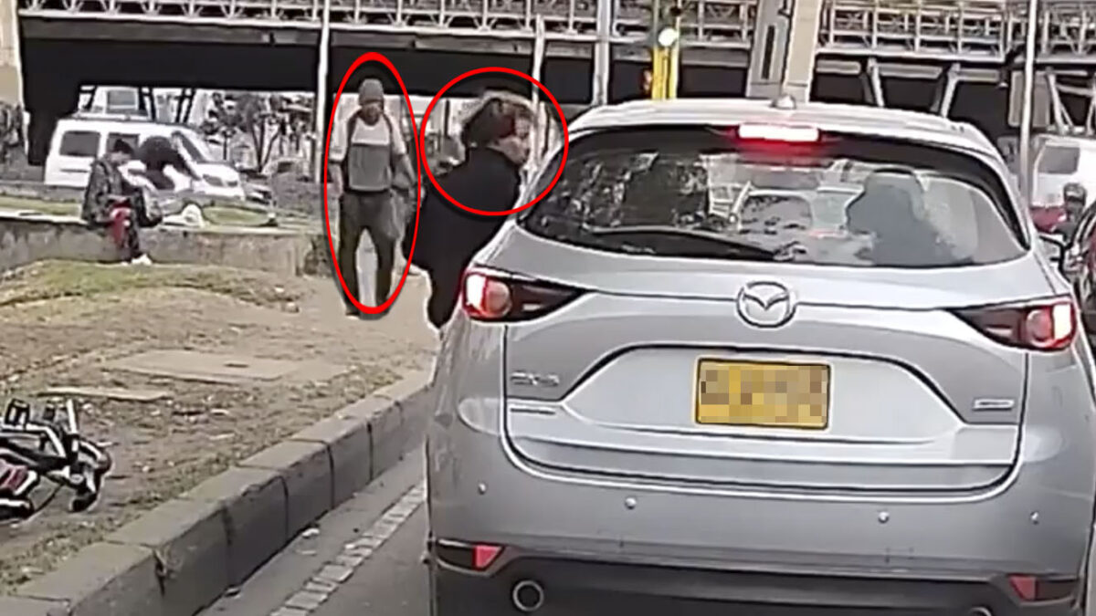 EN VIDEO: Denuncian intento de robo por parte de un habitante de calle armado 1 EN VIDEO: Denuncian intento de robo por parte de un habitante de calle armado Dos personas que se trasladaban en carro por la carrera 30 con calle 6, fueron abordadas por un habitante de calle que los amenazó con un arma de fuego.