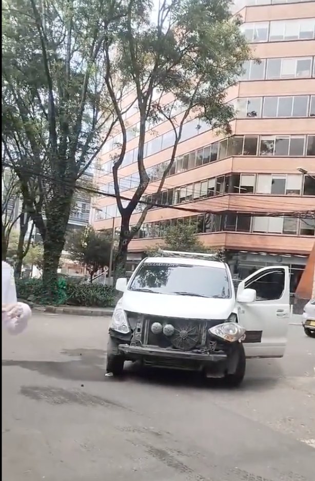 EN VIDEO: Estrellan a Juan Pablo Montoya y le piden autógrafo En el norte de Bogotá, una camioneta estrelló el carro del expiloto de la Fórmula 1, Juan Pablo Montoya, mientras viajaba con su esposa, Connie Freydell.
