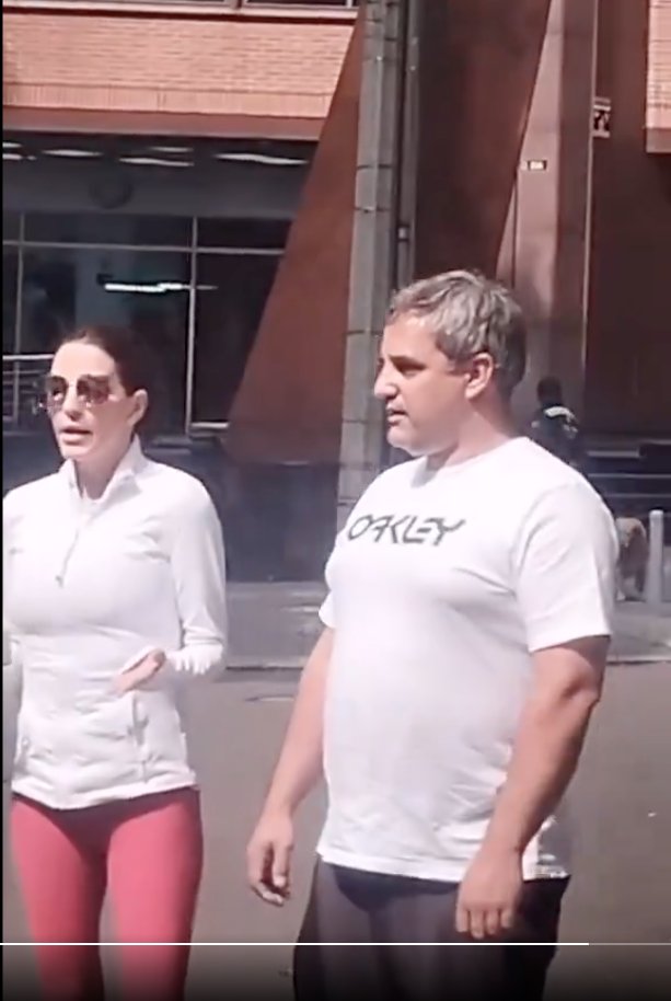 EN VIDEO: Estrellan a Juan Pablo Montoya y le piden autógrafo En el norte de Bogotá, una camioneta estrelló el carro del expiloto de la Fórmula 1, Juan Pablo Montoya, mientras viajaba con su esposa, Connie Freydell.