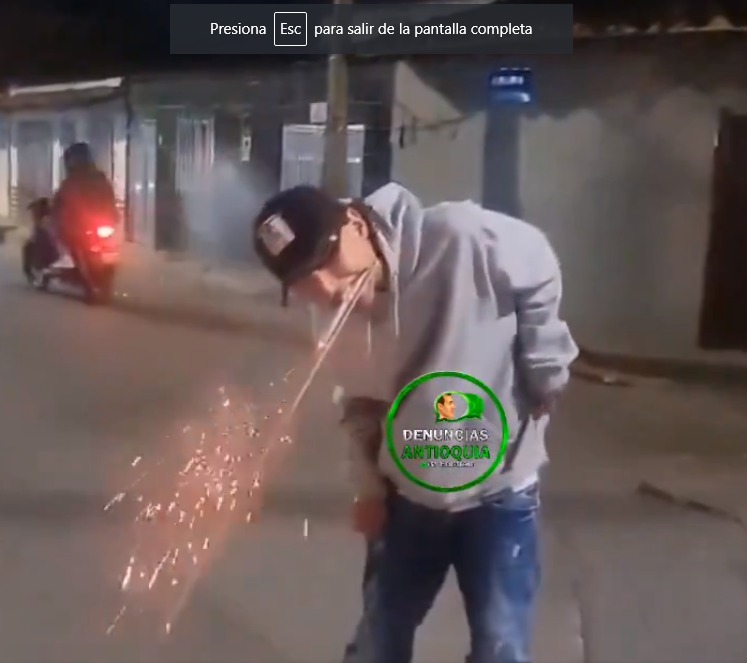 EN VIDEO: Hombre irresponsable sostiene un volador con su boca Un hombre corrió gran peligro en medio de un acto irresponsable, pues en la noche de velitas decidió sostener un volador con la boca mientras prendía el artefacto y esperaba que ascendiera.