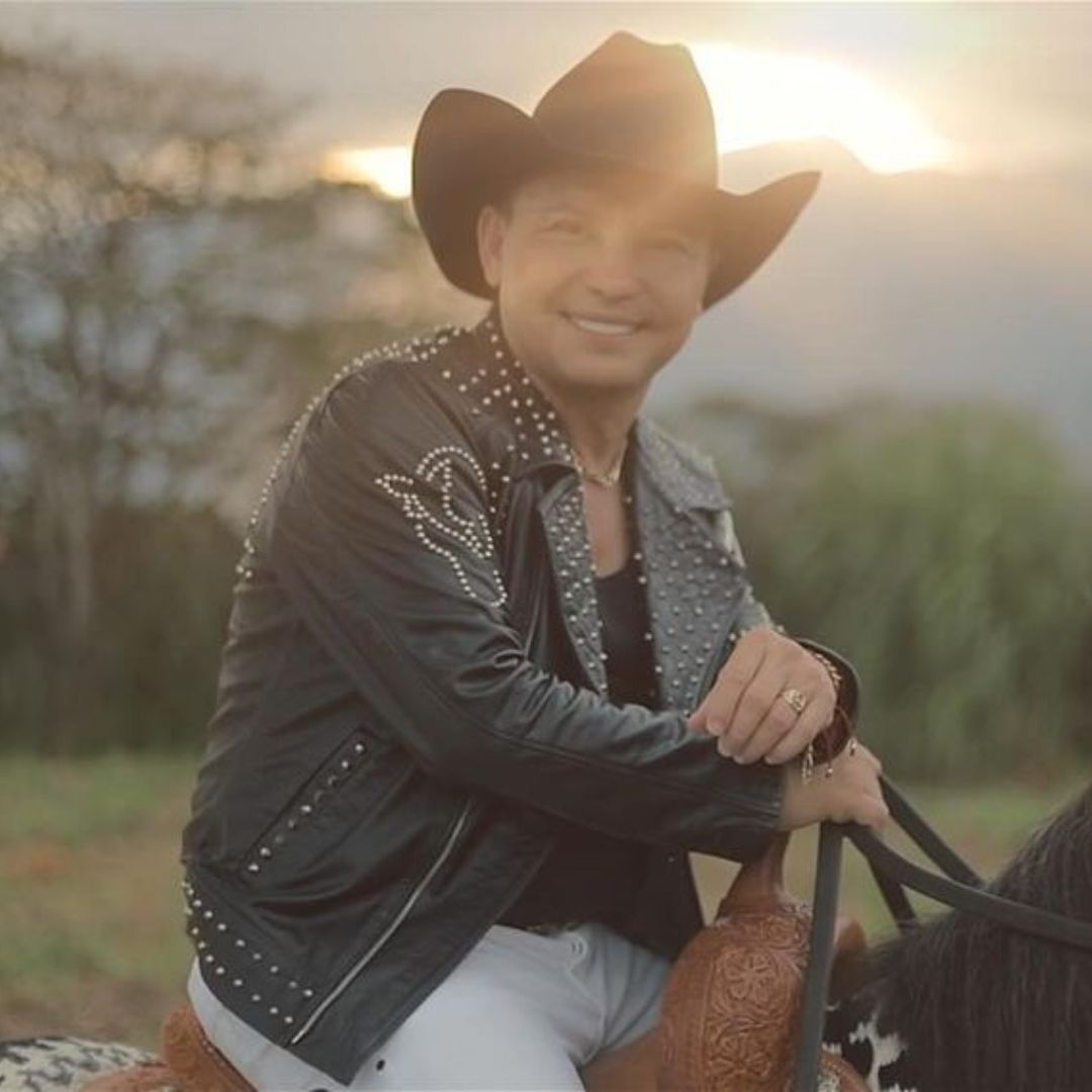 EN VIDEO: Momento exacto del atraco al cantante Giovanny Ayala Sebastián Ayala, hijo de Giovanny Ayala, denunció que su padre había sido víctima de la delincuencia en el municipio de Acacías, departamento del Meta.