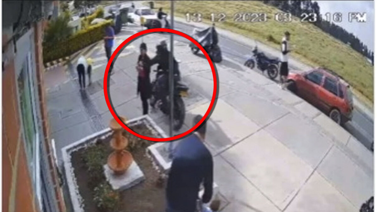 EN VIDEO: Motociclista roba descaradamente a una mujer en Ciudad Verde Un delincuente en moto tiene azotados a los habitantes de Ciudad Verde en Soacha, pues denuncian que en reiteradas ocasiones les ha robado sus pertenencias. En esta ocasión el crimen quedó registrado en video.