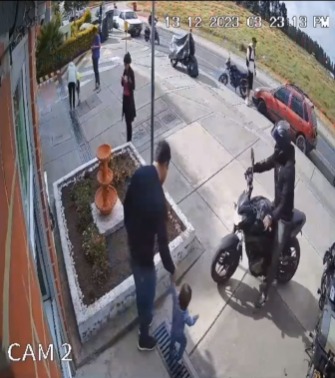 EN VIDEO: Motociclista roba descaradamente a una mujer en Ciudad Verde Un delincuente en moto tiene azotados a los habitantes de Ciudad Verde en Soacha, pues denuncian que en reiteradas ocasiones les ha robado sus pertenencias. En esta ocasión el crimen quedó registrado en video.