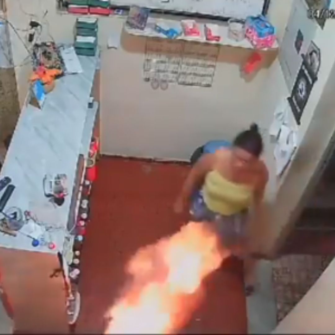 EN VIDEO: Mujer asesinó a su esposo prendiéndole fuego En video quedó registrado el impresionante momento en el que una mujer le prende fuego a su esposo, al parecer, por un ataque de celos.