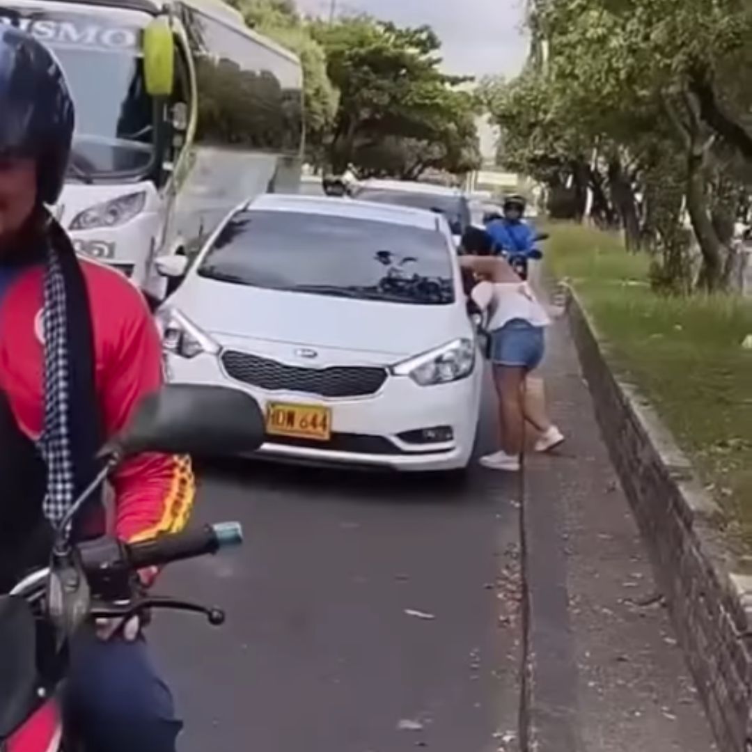 EN VIDEO: Mujer descubre a su pareja siendo infiel en plena calle y paraliza el tráfico En redes sociales se viralizó un video en donde se ve a una mujer impedirle el paso al carro de su pareja sentimental en plena vía pública, luego de descubrir que el hombre, aparentemente, transportaba a su amante.