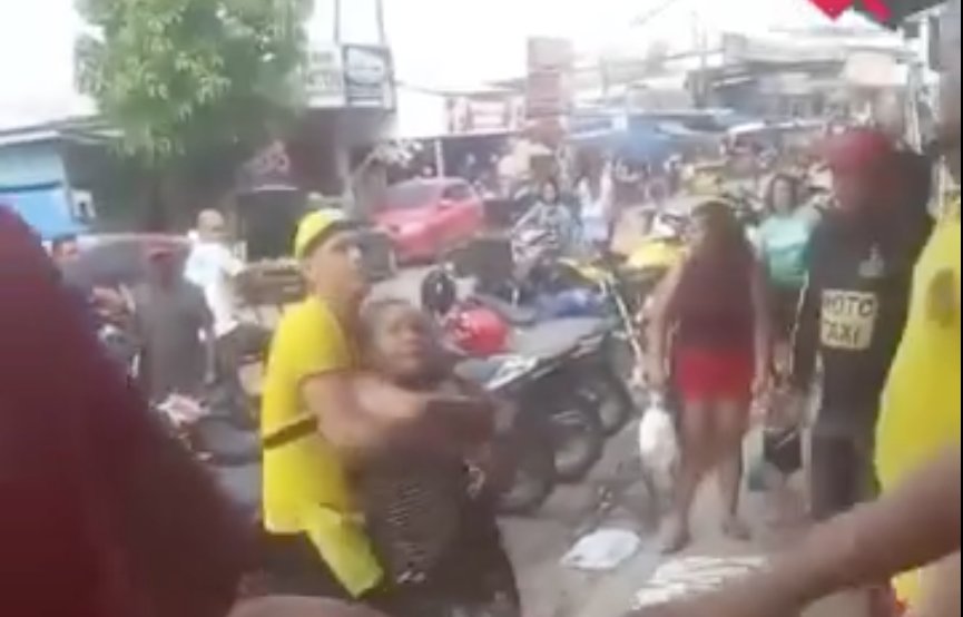EN VIDEO: Por ataque de celos mujer destruye una panadería Un comentario de la vendedora de una panadería desató la ira y los celos de una mujer que termino destruyendo el establecimiento.