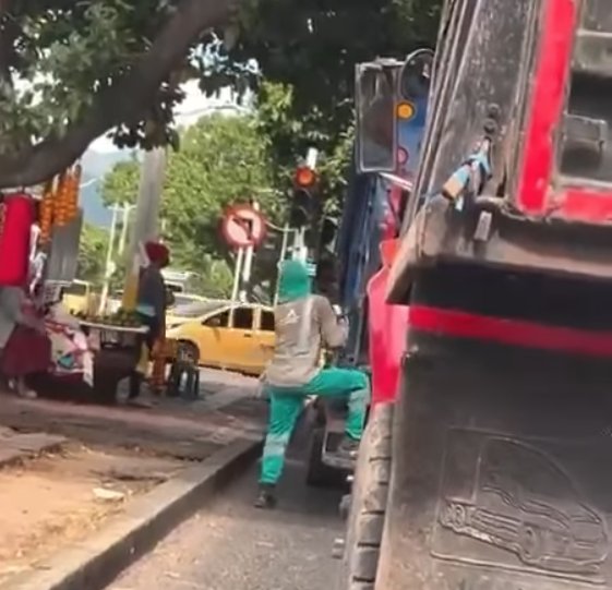 EN VIDEO: Recolector de basura se vuelve viral por su peculiar manera de trabajar Un trabajador de una empresa de aseo en Valledupar ha sido elogiado por su gran actitud para trabajar y ponerle sabor a su rutina.