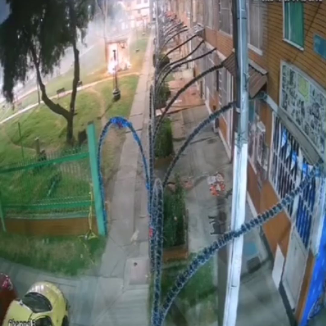 EN VIDEO: Sujetos quemaron el pesebre comunitario del barrio El Carmelo en Kennedy 1 EN VIDEO: Sujetos quemaron el pesebre comunitario del barrio El Carmelo en Kennedy En video quedó registrado como unos sujetos le prendieron fuego al pesebre creado por la comunidad del barrio El Carmelo.