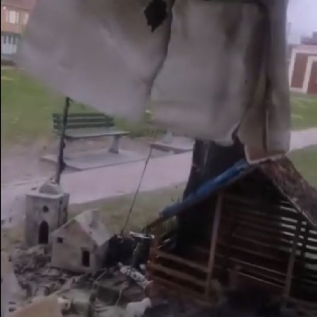 EN VIDEO: Sujetos quemaron el pesebre comunitario del barrio El Carmelo en Kennedy 2 EN VIDEO: Sujetos quemaron el pesebre comunitario del barrio El Carmelo en Kennedy En video quedó registrado como unos sujetos le prendieron fuego al pesebre creado por la comunidad del barrio El Carmelo.
