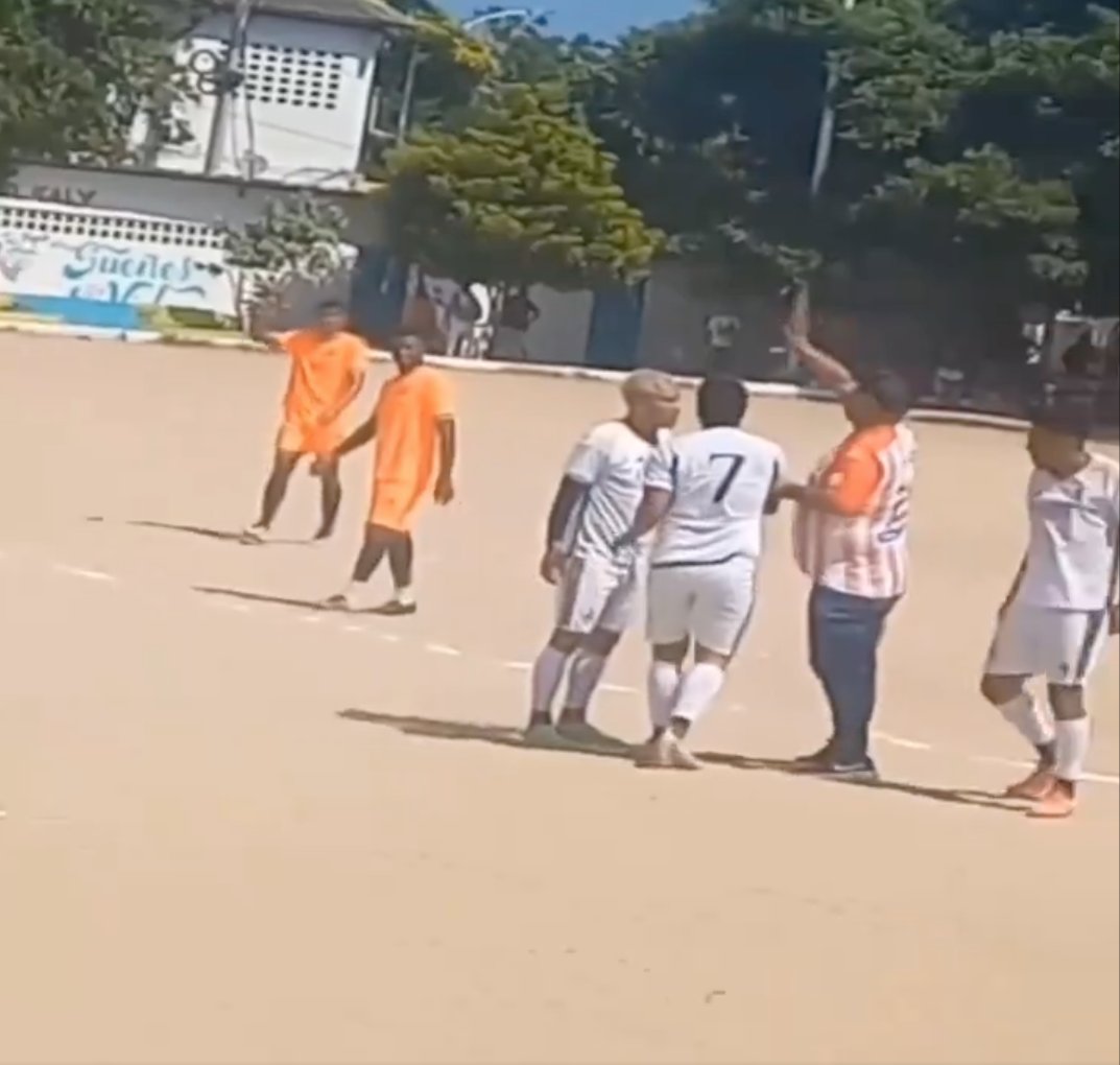 Teófilo Gutiérrez golpeó a su cuñado en un partido de barrio 1 Teófilo Gutiérrez golpeó a su cuñado en un partido de barrio Teófilo Gutiérrez protagonizó un nuevo escándalo, está vez, se peleó con su cuñado en un partido de barrio que se estaba realizando en Barranquilla.