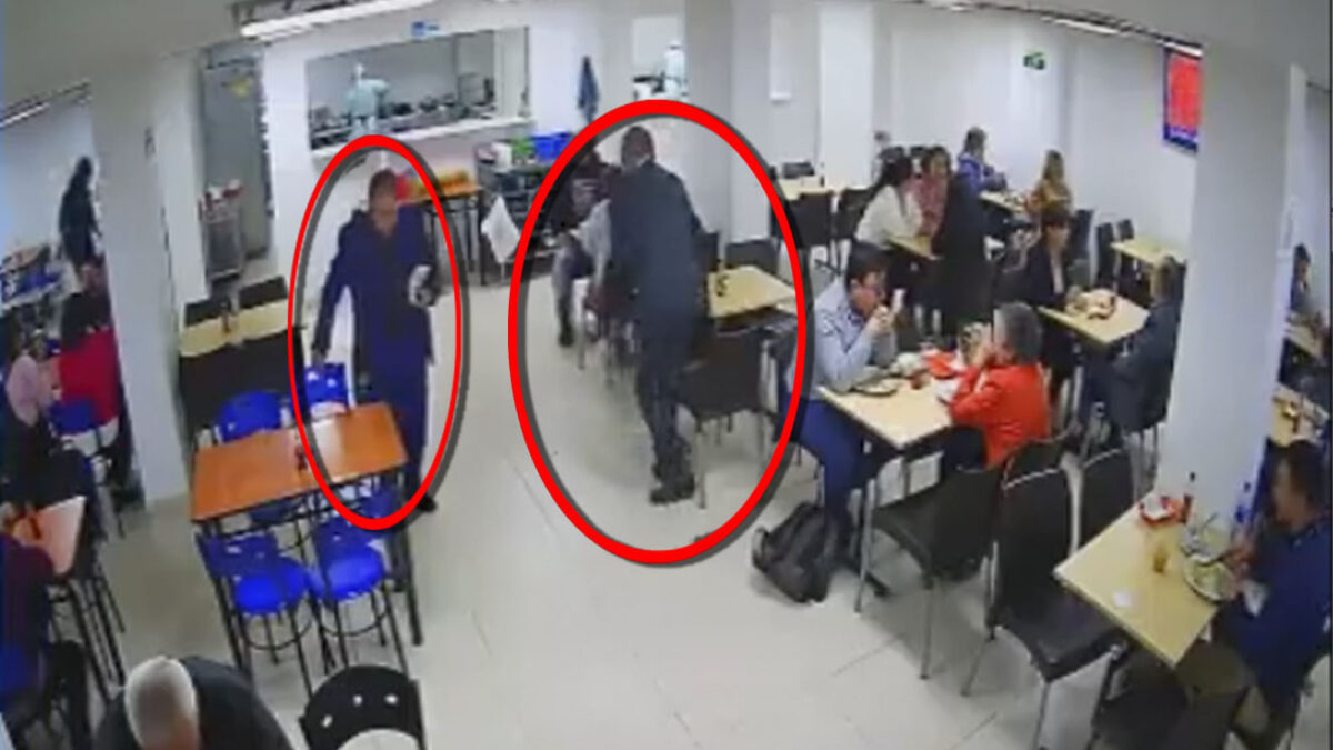 EN VIDEO: Valientes meseros evitaron un robo en restaurante de Bogotá 1 EN VIDEO: Valientes meseros evitaron un robo en restaurante de Bogotá Dos sujetos intentaron robar el maletín de un hombre mientras almorzaba con su madre en un restaurante de Bogotá.