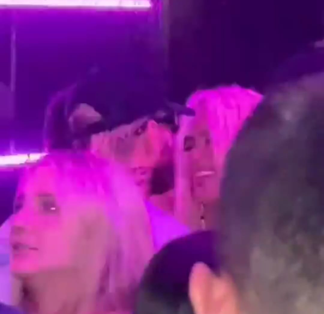 EN VIDEO: ¡Muy pegaditos! Pillaron a Karol G y a Feid perreando en una discoteca Karol G y Feid se dieron la escapadita en vísperas de Navidad.