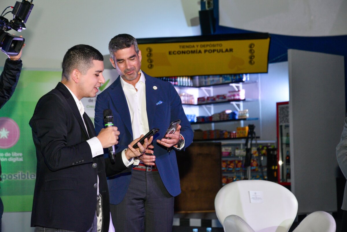 El Banco Agrario da un salto digital 2 El Banco Agrario da un salto digital La gran apuesta del Banco Agrario es promover la economía popular y la inclusión financiera; para lograrlo, la entidad financiera con mayor presencia y cobertura en el país le apuesta a integrar herramientas tecnológicas de vanguardia como lo son su billetera electrónica 'Bico' y la cuenta de ahorros 100% digital.