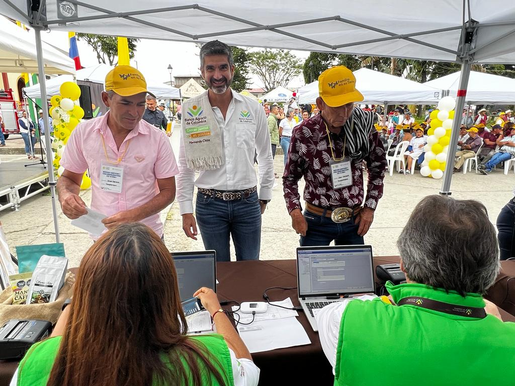 El Banco Agrario da un salto digital 3 El Banco Agrario da un salto digital La gran apuesta del Banco Agrario es promover la economía popular y la inclusión financiera; para lograrlo, la entidad financiera con mayor presencia y cobertura en el país le apuesta a integrar herramientas tecnológicas de vanguardia como lo son su billetera electrónica 'Bico' y la cuenta de ahorros 100% digital.