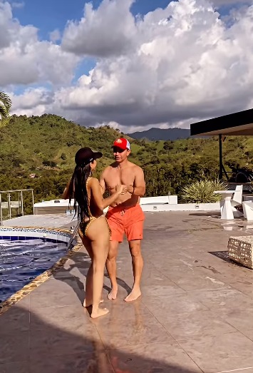 "El abuelo y su nieta": las críticas contra Jhonny Rivera y su novia no paran 1 "El abuelo y su nieta": las críticas contra Jhonny Rivera y su novia no paran La pareja, que disfrutaba de la celebración bajo el sol, compartió un momento de complicidad en la pista de baile. Sin embargo, un giro de Jhonny dejó a su novia sumergida en la piscina. Las críticas en redes no tardaron en llegar.