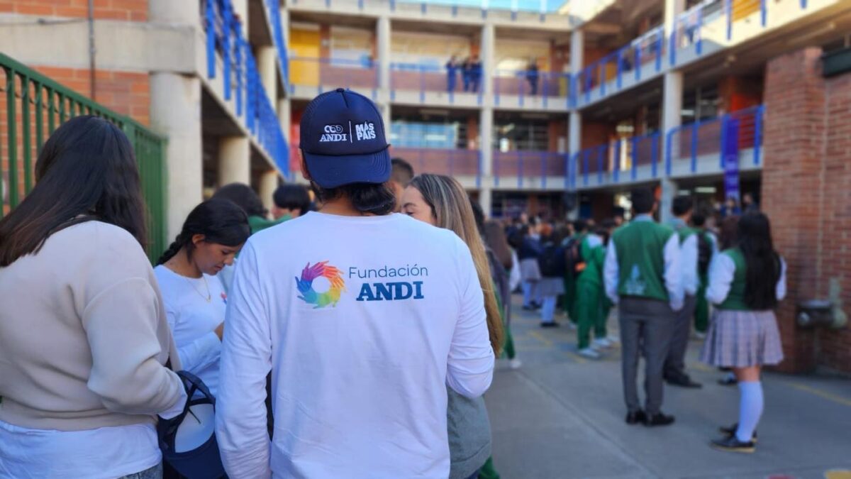El Distrito le ayuda a pagar su educación superior Si este año usted o su hijo está terminando el bachillerato y desea seguir estudiando, pero no sabe cómo financiar la carrera en la que quiere formarse, la Secretaría de Educación abrió la convocatoria del Fondo de Educación Superior para Todos (FEST).