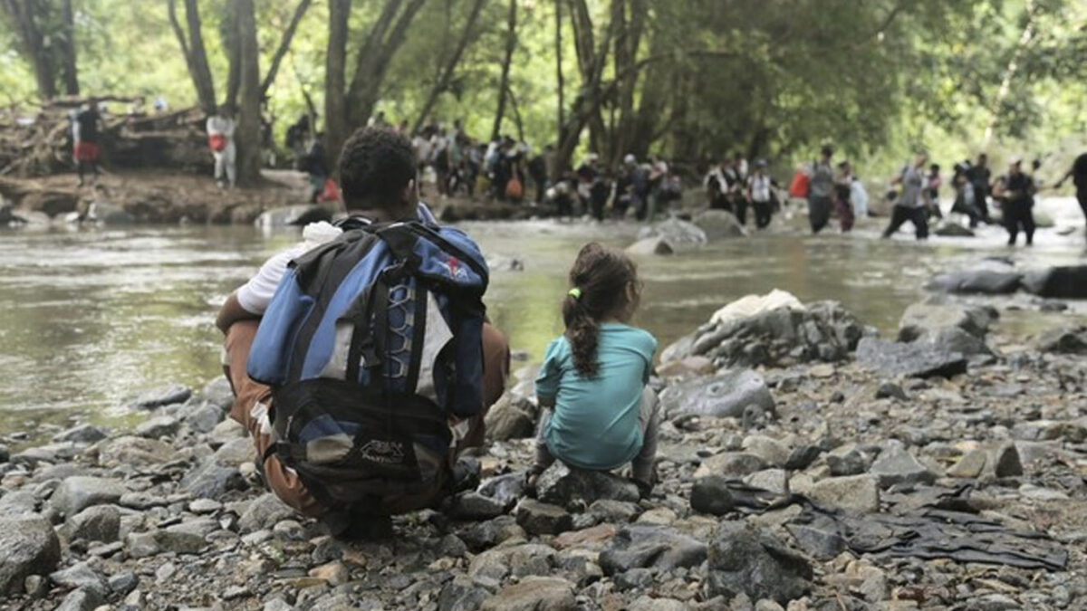 Cayeron nueve personas que harían parte de una red de tráfico de migrantes Las autoridades desmantelaron una organización delictiva, acusada de transportar migrantes de manera ilegal. En conjunto, los individuos detenidos se ven vinculados a cinco situaciones separadas en los cuales llevaron de manera ilícita a 229 migrantes, incluidos 7 menores de edad.