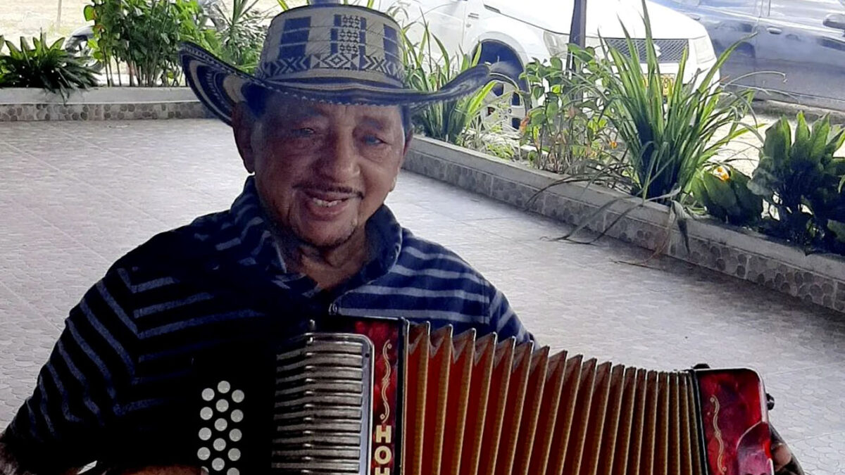 El reconocido acordeonero Lisandro Meza está hospitalizado por grave enfermedad cerebral 8 El reconocido acordeonero Lisandro Meza está hospitalizado por grave enfermedad cerebral Lisandro Meza, uno de los grandes maestros del vallenato, presenta graves complicaciones de salud. Desde el pasado miércoles fue internado en una clínica de Sincelejo.