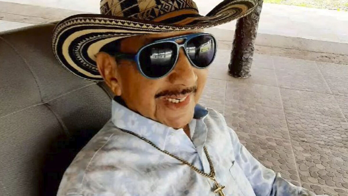 El reconocido acordeonero Lisandro Meza está hospitalizado por grave enfermedad cerebral 1 El reconocido acordeonero Lisandro Meza está hospitalizado por grave enfermedad cerebral Lisandro Meza, uno de los grandes maestros del vallenato, presenta graves complicaciones de salud. Desde el pasado miércoles fue internado en una clínica de Sincelejo.
