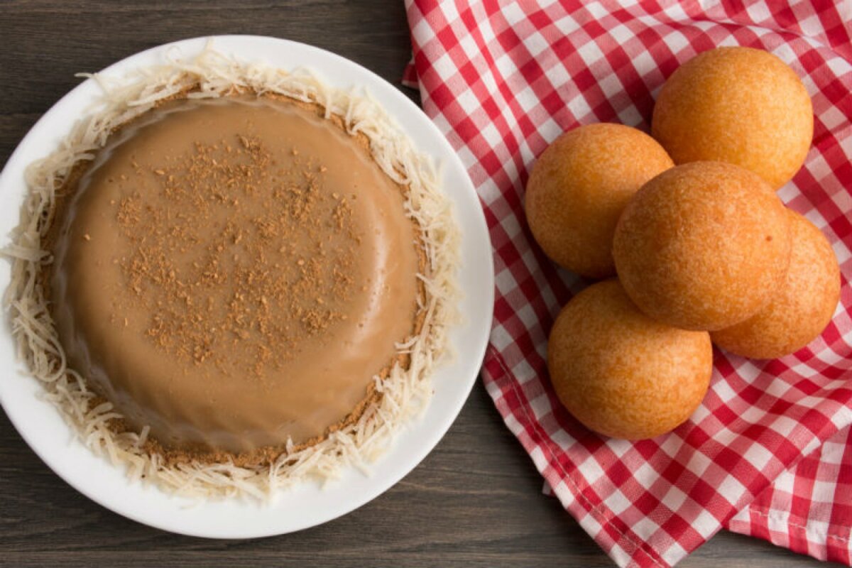 El tradicional banquete que se pegan los colombianos en la cena de navidad 2 El tradicional banquete que se pegan los colombianos en la cena de navidad Las cenas típicas de los colombianos en Navidad no solo son una muestra de exquisitos sabores, sino también un reflejo de la riqueza cultural que tiene el país.